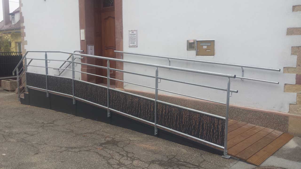Barrière en métal ou barrière de protection et rampe accès handicapé